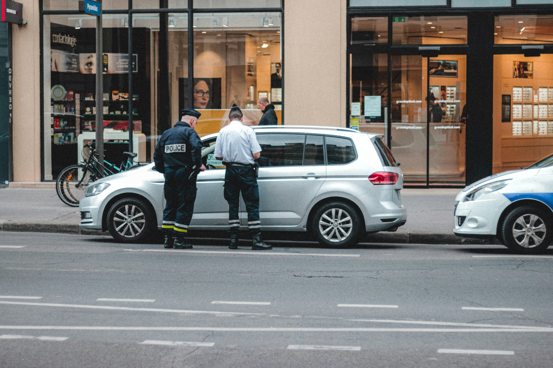police issuing traffic ticket in Barrie | lawyer consulting client